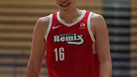 张镇麟伤战显毅力，季后赛挑战严峻